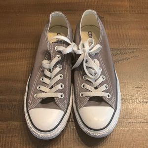 Women’s Grey Converse tennis shoe. Size 7